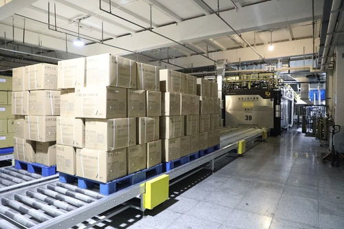 中國企業(yè)加速轉(zhuǎn)產(chǎn)防疫物資，全力支援一線抗疫防護(hù)服需求